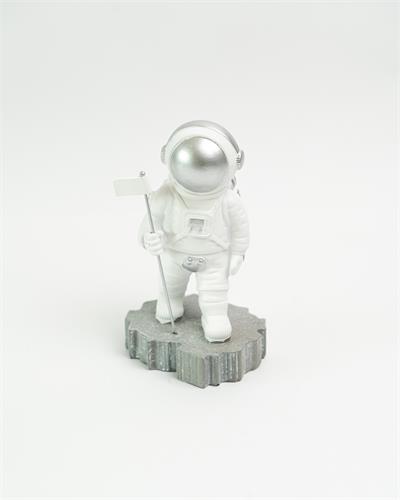ASTRONAUTA CAMINHANDO COM BANDEIRA BRANCO E PRATA para alugar em Piracicaba/SP