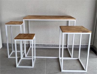 Conjunto de mesas douradas  para alugar em Guaratinguetá/SP