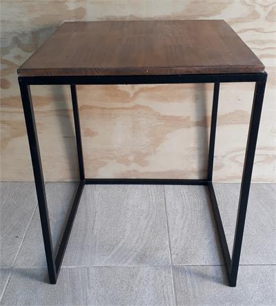 MESA PRETO CUBO P                           A62X51 para alugar em MACAE/RJ