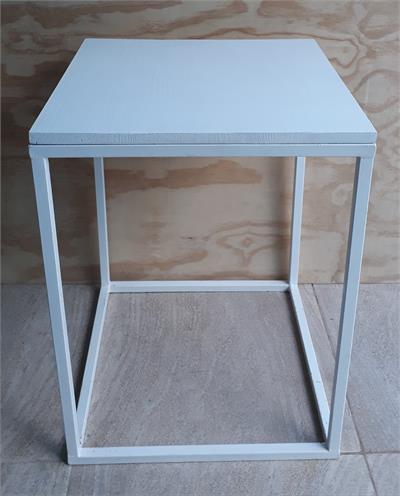 MESA BRANCO CUBO VAZADA                     A56x45x45 CM para alugar em MACAE/RJ