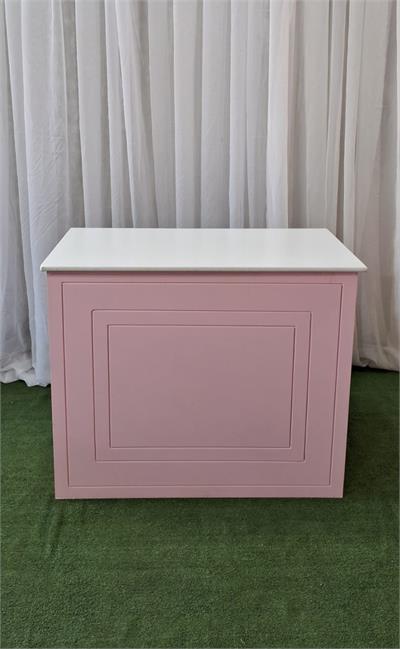 Mesa cubo pinus preta P para alugar em Niterói/RJ