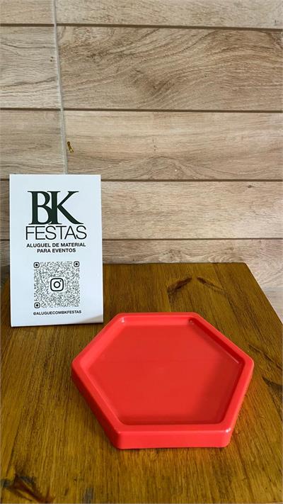 BANDEJA PLÁSTICA SEXTAVADA 15cm BEGE (NUDE) para alugar em Ilhabela/SP