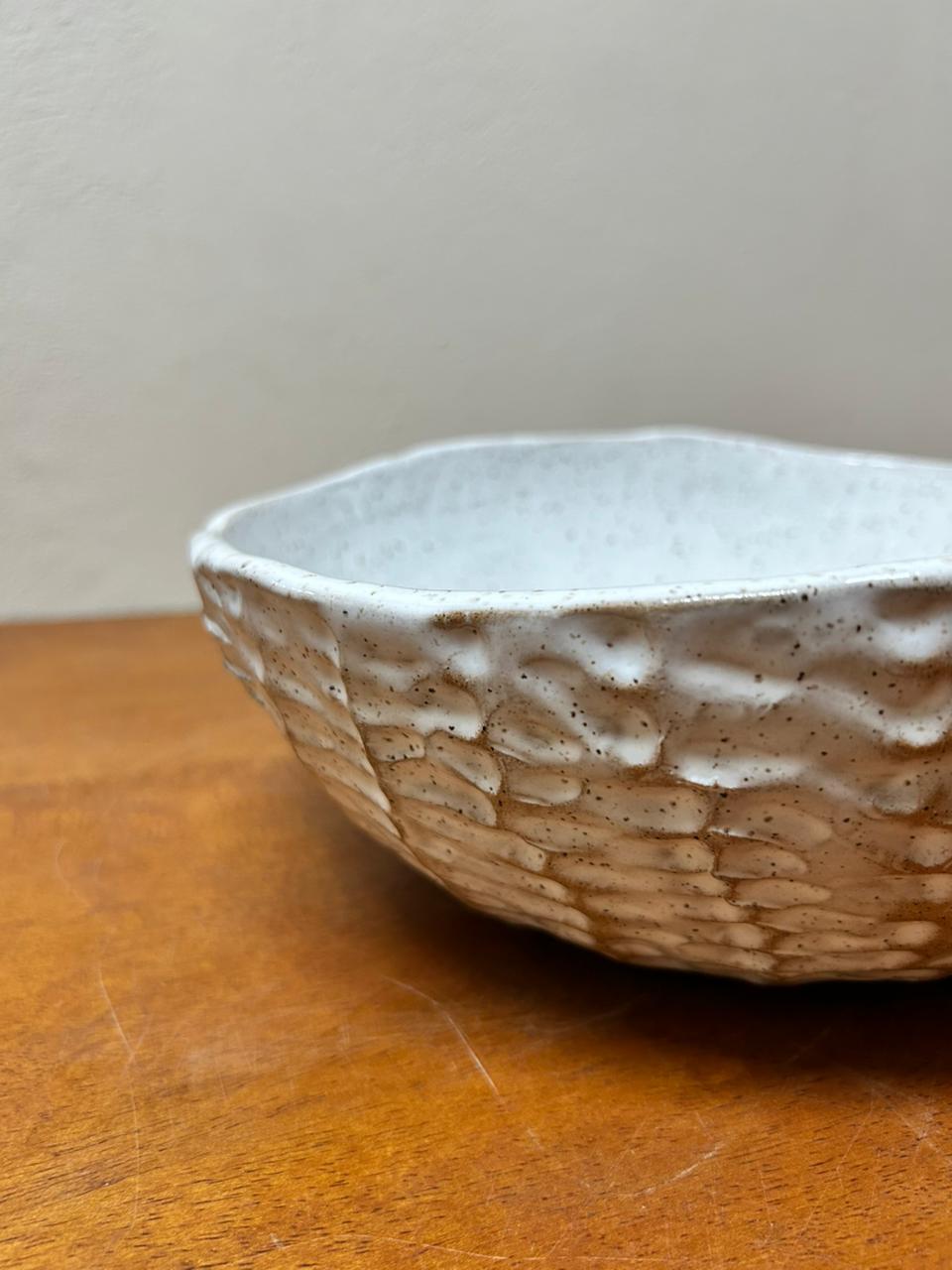 TIGELA CERÂMICA ARTESANAL BEGE P 24X24X4,50cm para alugar em Ilhabela/SP