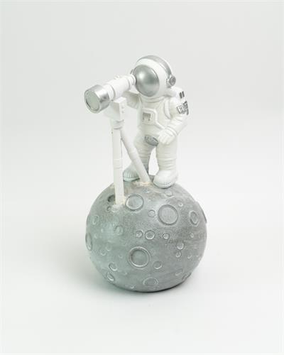 ASTRONAUTA CAMINHANDO COM BANDEIRA BRANCO E PRATA para alugar em Piracicaba/SP