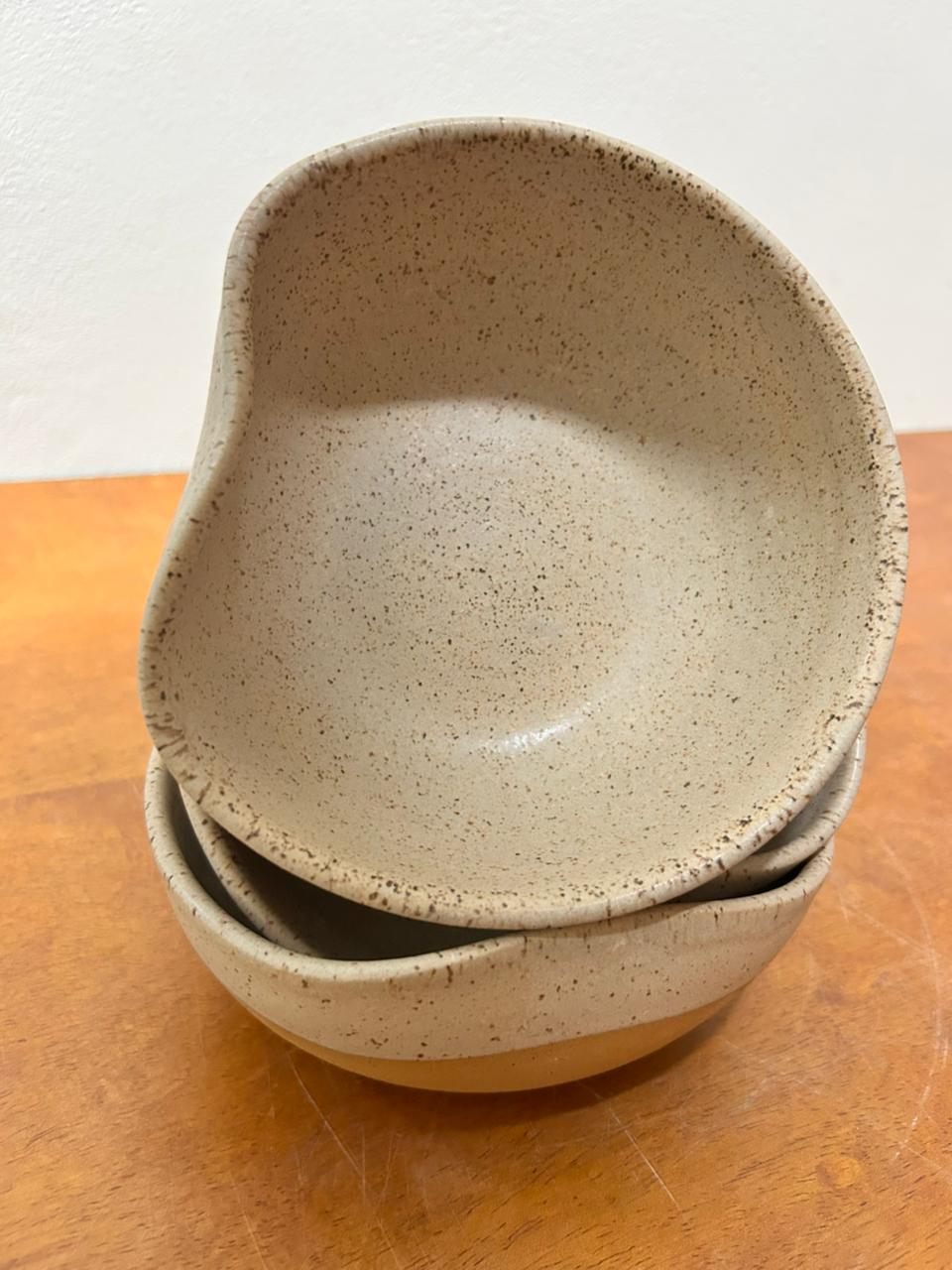 TIGELA CERÂMICA ARTESANAL BEGE P 24X24X4,50cm para alugar em Ilhabela/SP