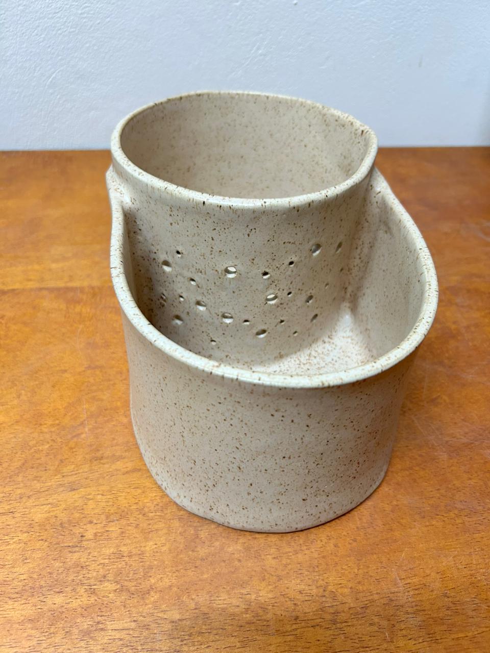 TIGELA CERÂMICA ARTESANAL BEGE P 24X24X4,50cm para alugar em Ilhabela/SP