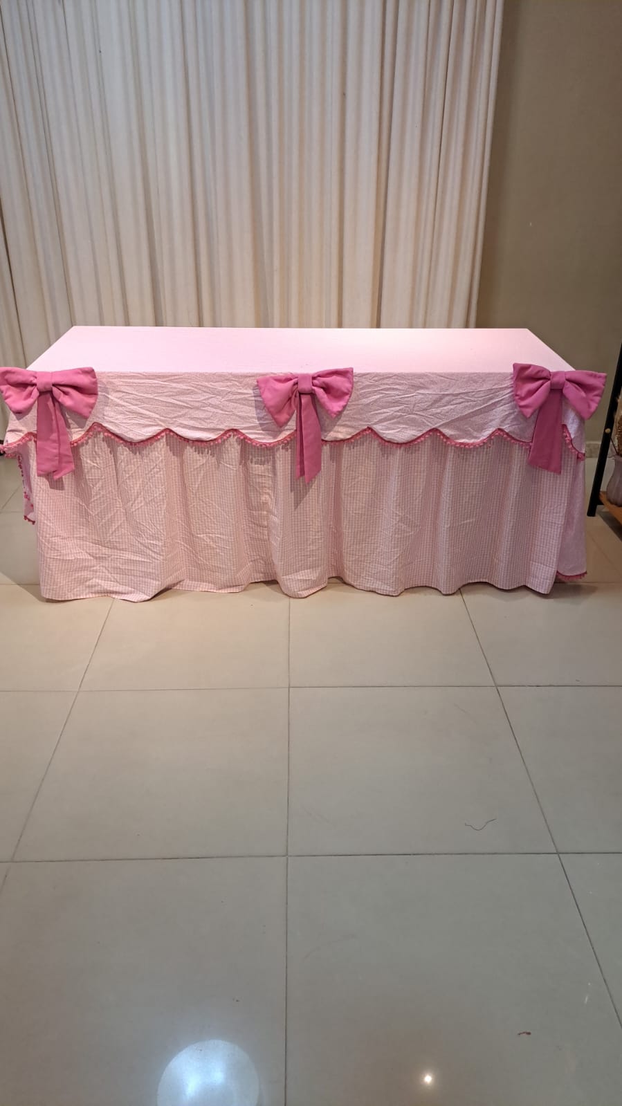Toalha de mesa bege brocado falso liso  2,50 para alugar em ARACAJU/SE