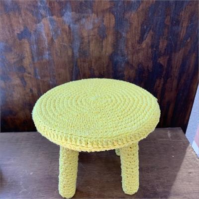 BANQUINHO EM CROCHET VERMELHO ( 18CM A X 22CM D) para alugar em São Bernardo do Campo/SP